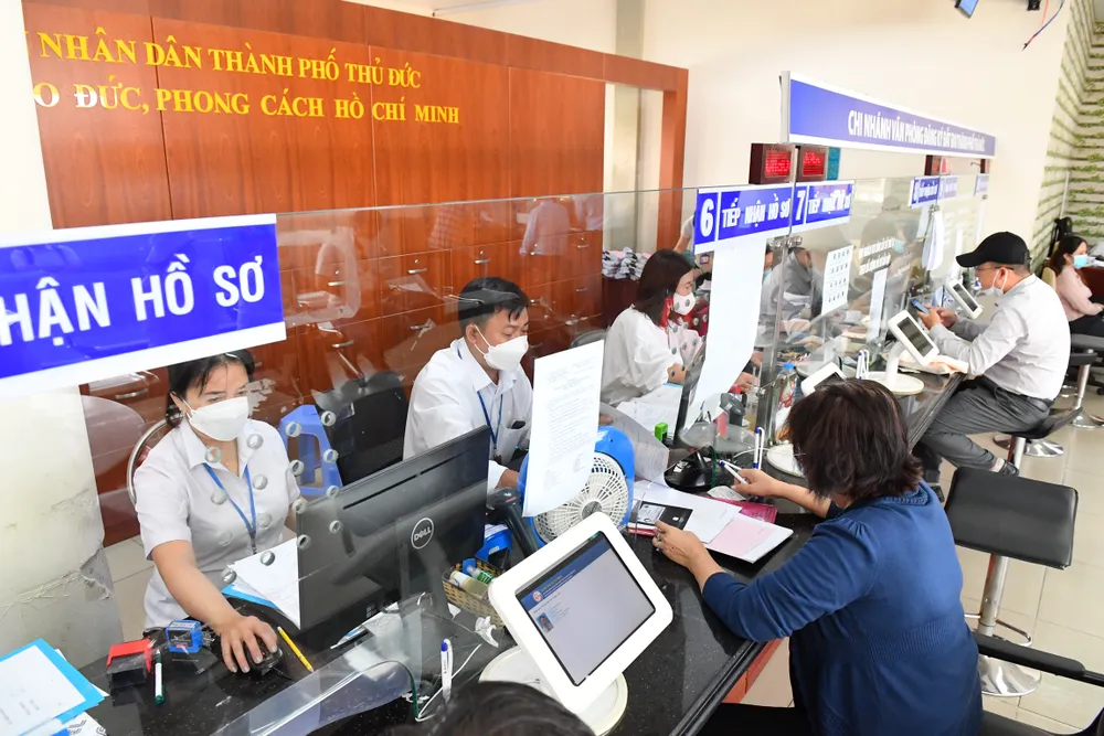 Giải quyết thủ tục hành chính cho người dân tại UBND TP Thủ Đức. Ảnh: VIỆT DŨNG