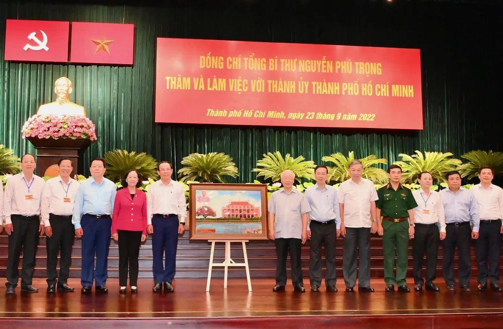 Tổng Bí thư Nguyễn Phú Trọng thăm và làm việc với TPHCM. Ảnh: VIỆT DŨNG