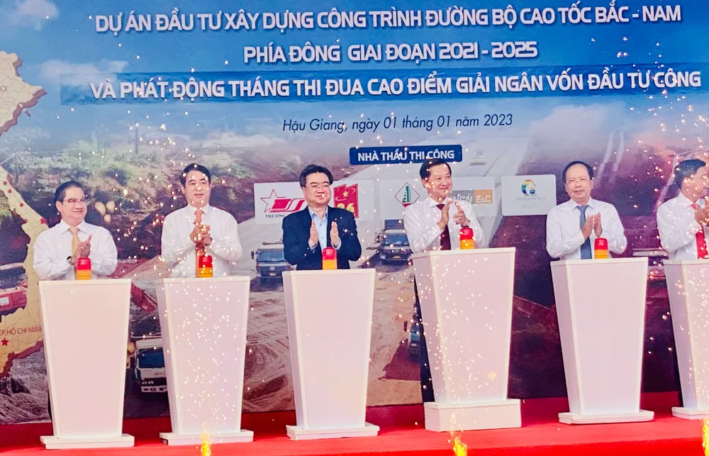 Phó Thủ tướng Lê Minh Khái cùng lãnh đạo bộ - ngành và các tỉnh, thành ĐBSCL nhấn nút khởi công Dự án tại huyện Vị Thuỷ, tỉnh Hậu Giang Phó Thủ tướng Lê Minh Khái cùng lãnh đạo bộ - ngành và các tỉnh, thành ĐBSCL nhấn nút khởi công Dự án tại huyện Vị Thuỷ, tỉnh Hậu Giang