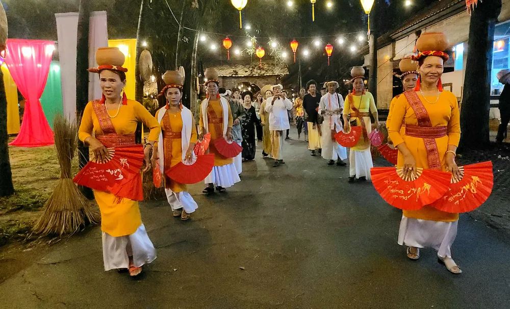 Trình diễn Văn hóa văn nghệ truyền thống Việt Nam cũng là nét độc đáo