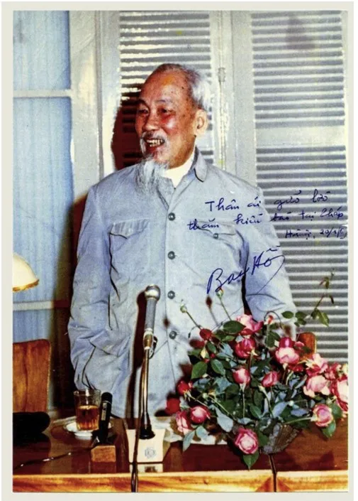 Ảnh Bác Hồ gửi tặng kiều bào tại Pháp, ngày 20-1-1969