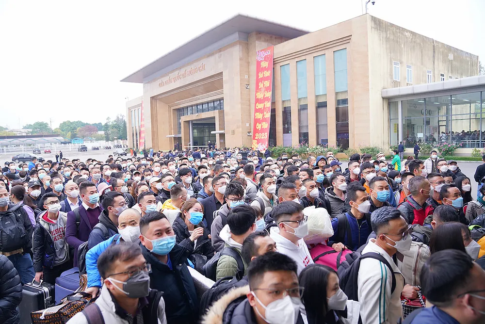 Công dân Trung Quốc chờ được xuất cảnh tại Cửa khẩu Quốc tế Móng Cái. Ảnh: ĐỖ TRUNG
