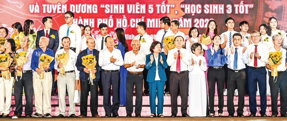 Phó Bí thư Thành ủy TPHCM Nguyễn Văn Hiếu cùng các đồng chí nguyên lãnh đạo Nhà nước, nguyên lãnh đạo TPHCM và các đại biểu tại chương trình. Ảnh: QUỐC THANH 