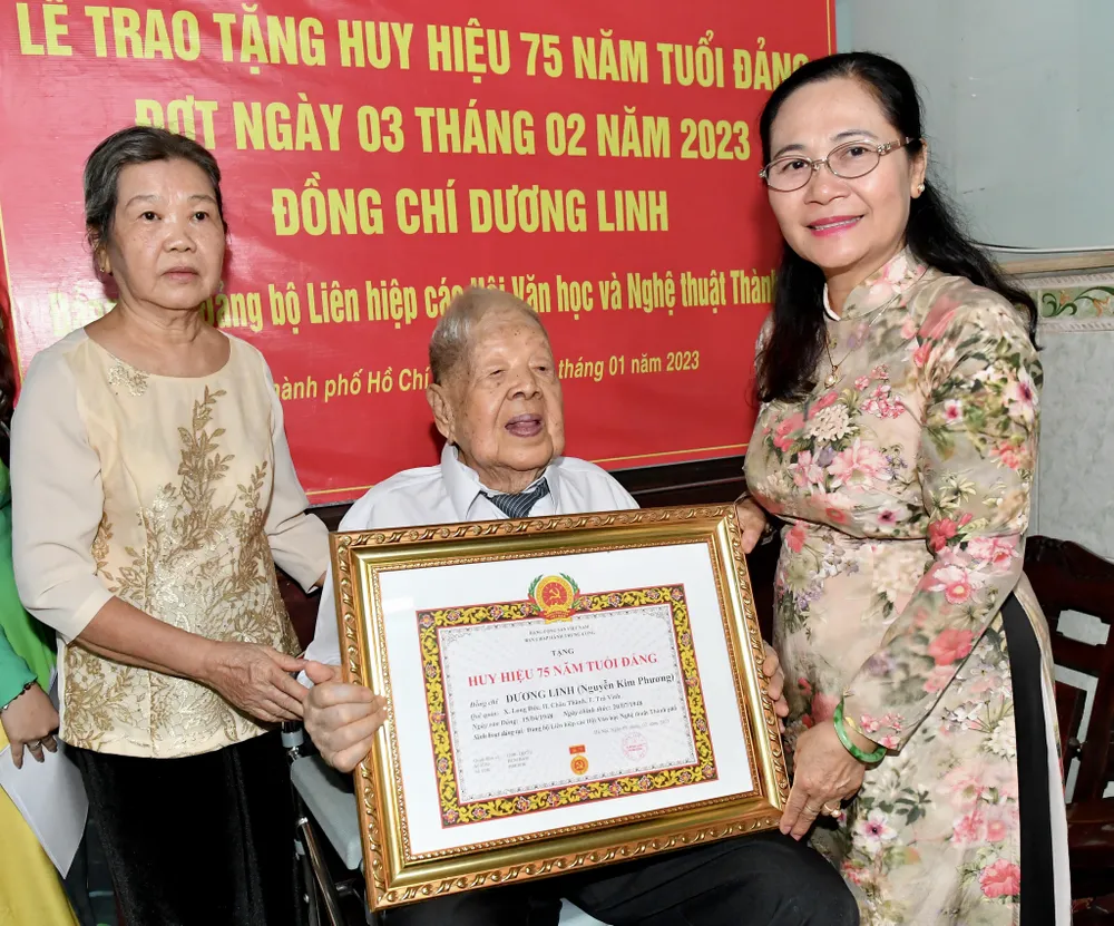 Chủ tịch HĐND TPHCM Nguyễn Thị Lệ trao Huy hiệu 75 năm tuổi Đảng cho đồng chí Dương Linh. Ảnh: VIỆT DŨNG