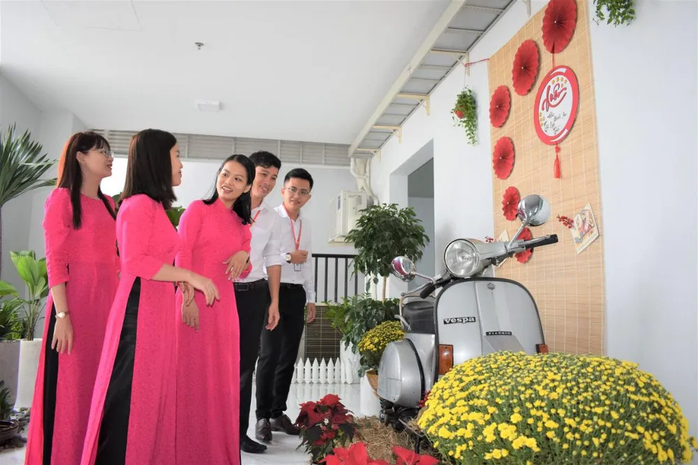 Niềm vui của đội ngũ giảng viên, người lao động Trường Cao đẳng Kinh tế TPHCM khi tết đến, xuân về. Ảnh: QUANG HUY Niềm vui của đội ngũ giảng viên, người lao động Trường Cao đẳng Kinh tế TPHCM khi tết đến, xuân về. Ảnh: QUANG HUY