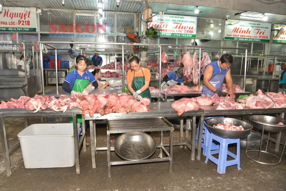 Tiểu thương kinh doanh tại Chợ đầu mối Hóc Môn. Ảnh: CAO THĂNG Tiểu thương kinh doanh tại Chợ đầu mối Hóc Môn. Ảnh: CAO THĂNG