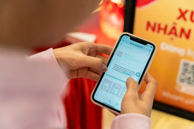 Giữa một rừng các thương hiệu uy tín và hàng ngàn mặt hàng tết hấp dẫn, nhiều khách hàng đã thông minh sử sự trợ giúp của &quot;trợ lý ảo&quot; app MyVincom