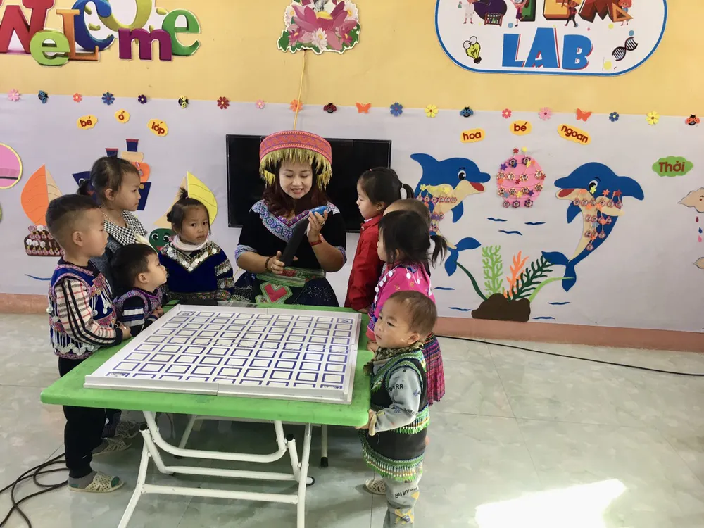 Cô giáo Đỗ Thùy Quyên cùng các trẻ nhỏ trong giờ học với robot Vex 123. Ảnh: ĐỖ LINH