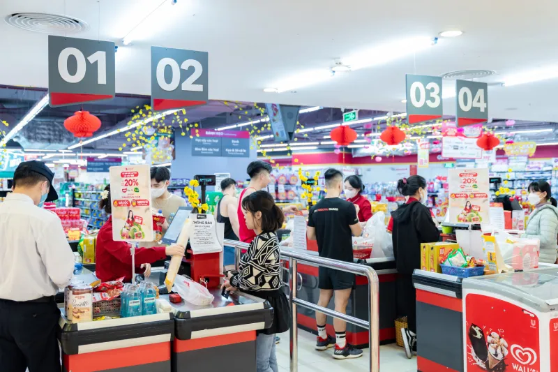 Nhiều gia đình tranh thủ lựa chọn đầy đủ các nhu yếu phẩm tích trữ cho kỳ nghỉ tết