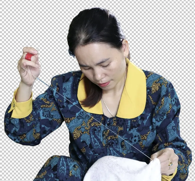 Chị Huyền Trang chăm chút từng đường kim mũi chỉ Chị Huyền Trang chăm chút từng đường kim mũi chỉ