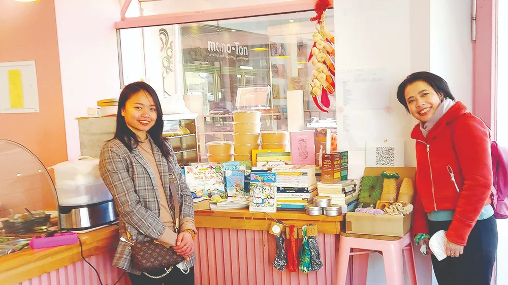 Nguyễn Thùy Phương Linh (trái) bên Tiệm sách Vui Vẻ lúc còn ở Đức Nguyễn Thùy Phương Linh (trái) bên Tiệm sách Vui Vẻ lúc còn ở Đức