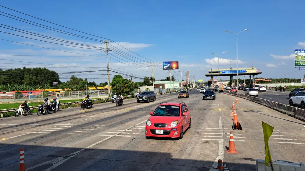 Trạm thu phí T2 tạm dừng thu phí nên các xe lưu thông rất thuận lợi Trạm thu phí T2 tạm dừng thu phí nên các xe lưu thông rất thuận lợi