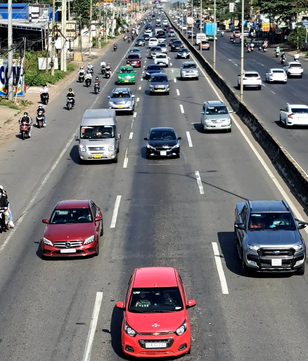 Ô tô nối đuôi nhau hướng về TP biển Vũng Tàu