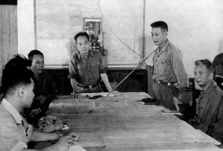 Đại tướng Võ Nguyên Giáp (người đứng đầu bàn) và Tư lệnh 559 Đồng Sỹ Nguyên (người đứng, cầm cây chỉ bản đồ) bàn kế hoạch tác chiến, tháng 9-1970. Ảnh tư liệu