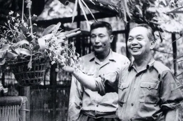 Đại tướng Võ Nguyên Giáp và Trung tướng Đồng Sỹ Nguyên. Ảnh tư liệu
