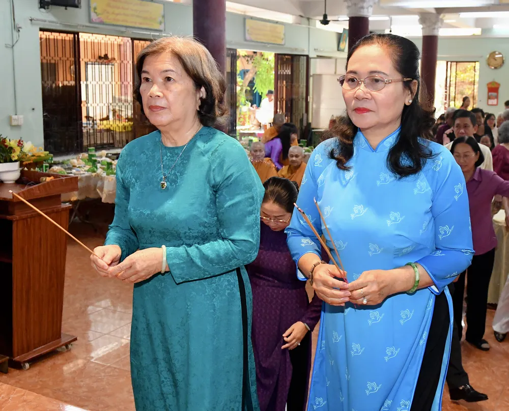 Chủ tịch HĐND TPHCM Nguyễn Thị Lệ dâng hương tại Lễ tưởng niệm. Ảnh: VIỆT DŨNG Chủ tịch HĐND TPHCM Nguyễn Thị Lệ dâng hương tại Lễ tưởng niệm. Ảnh: VIỆT DŨNG