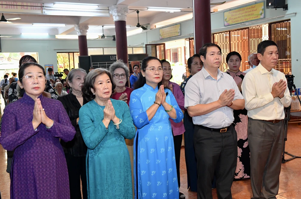 Chủ tịch HĐND TPHCM Nguyễn Thị Lệ dự Lễ tưởng niệm cán bộ, chiến sĩ Ban Phụ vận Sài Gòn-Gia Định đã hy sinh và từ trần. Ảnh: VIỆT DŨNG 