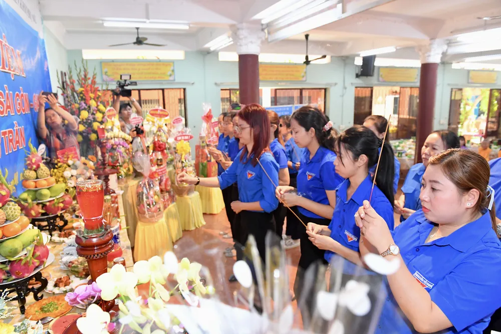 Thế hệ trẻ dâng hương tại Lễ tưởng niệm. Ảnh: VIỆT DŨNG Thế hệ trẻ dâng hương tại Lễ tưởng niệm. Ảnh: VIỆT DŨNG