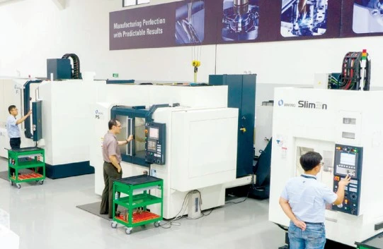 Công nhân một công ty tại TPHCM giám sát quy trình tự động sản xuất qua thông số trên màn hình máy tính. Ảnh: HOÀNG HÙNG