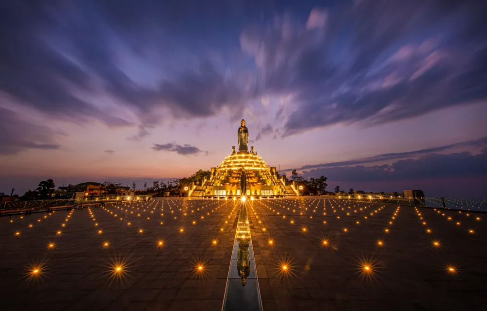 Hệ thống chiếu sáng đêm trên đỉnh Núi Bà Hệ thống chiếu sáng đêm trên đỉnh Núi Bà