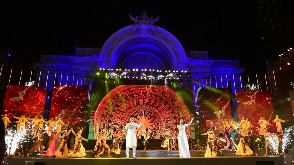 Một chương trình nghệ thuật trước Nhà hát Thành phố, TPHCM. Ảnh: DŨNG PHƯƠNG Một chương trình nghệ thuật trước Nhà hát Thành phố, TPHCM. Ảnh: DŨNG PHƯƠNG