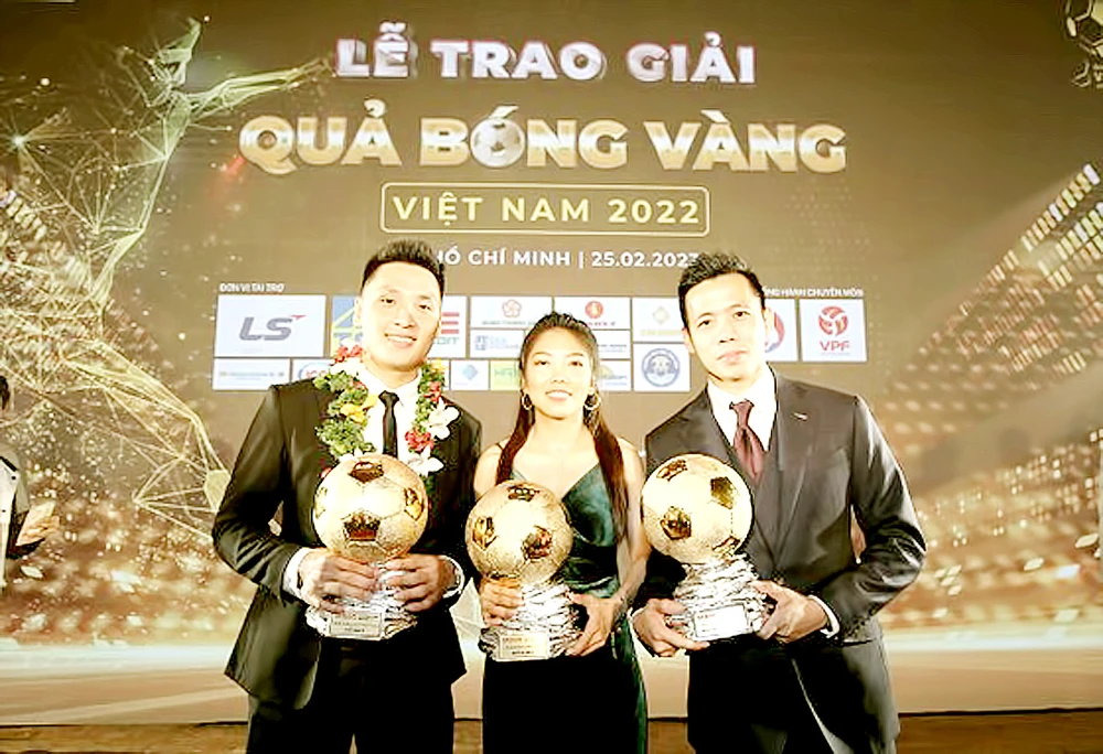 Hồ Văn Ý, Huỳnh Như, Nguyễn Văn Quyết là chủ nhân Quả bóng vàng futsal, Quả bóng vàng nữ, Quả bóng vàng nam năm 2022. Ảnh: DŨNG PHƯƠNG