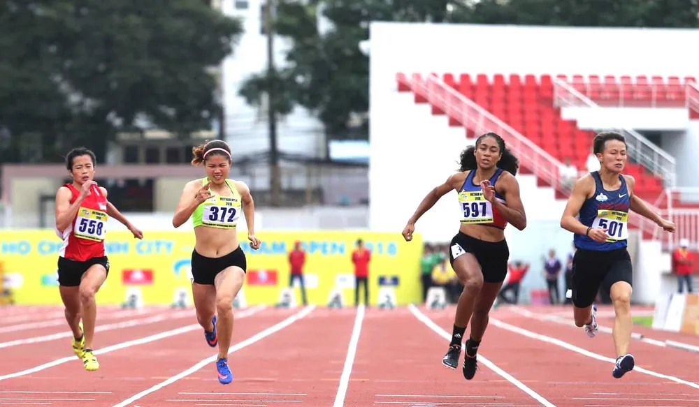 Mộng Tuyền (số đeo 372) thi đấu tại giải điền kinh TPHCM mở rộng. Ảnh: P.MINH Mộng Tuyền (số đeo 372) thi đấu tại giải điền kinh TPHCM mở rộng. Ảnh: P.MINH