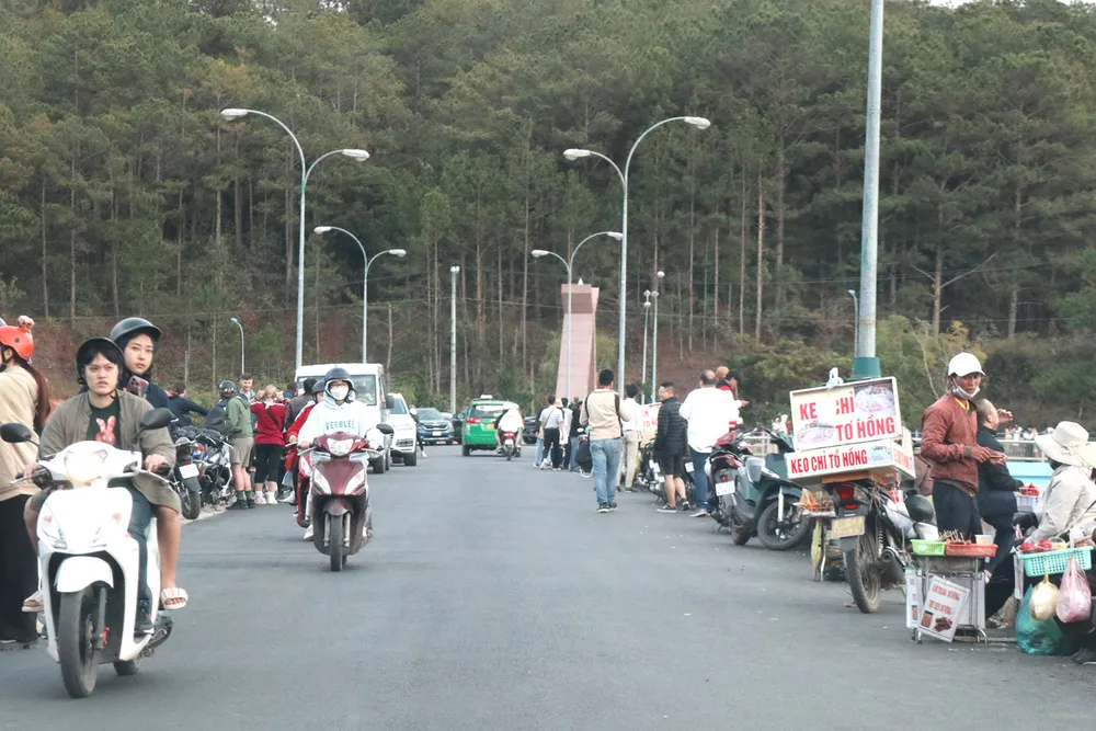 Hoạt động bán hàng rong ngay trên mặt đập nước hồ Tuyền Lâm Hoạt động bán hàng rong ngay trên mặt đập nước hồ Tuyền Lâm