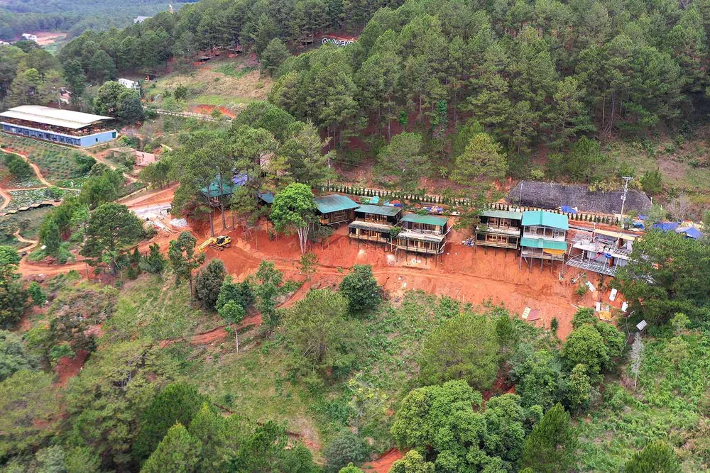 Cụm công trình xây dựng sai phép, đào bới chân núi tại dự án Khu du lịch nghỉ dưỡng và sinh thái Toàn Cầu Cụm công trình xây dựng sai phép, đào bới chân núi tại dự án Khu du lịch nghỉ dưỡng và sinh thái Toàn Cầu