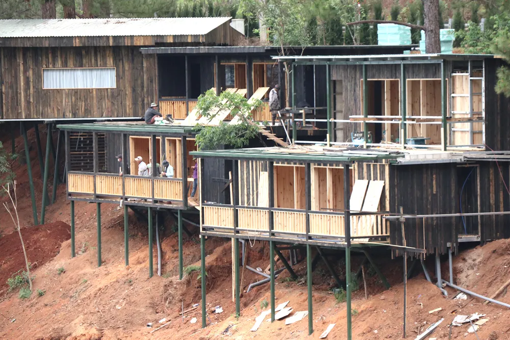 Công trường trên đường Hoa Hoàng Anh, Khu du lịch quốc gia hồ Tuyền Lâm Công trường trên đường Hoa Hoàng Anh, Khu du lịch quốc gia hồ Tuyền Lâm