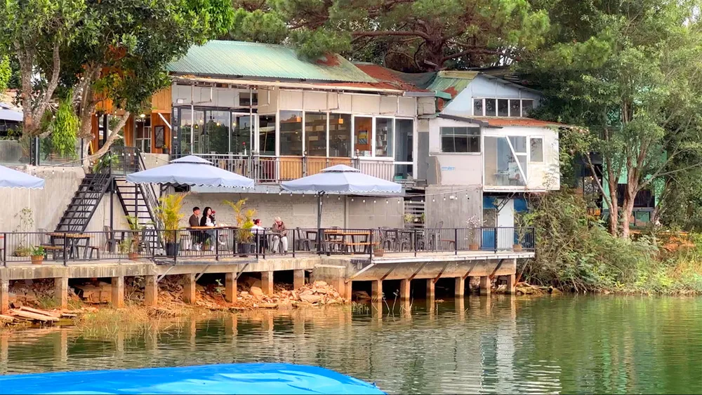 Công trình xâm phạm hành lang khu vực bảo vệ I, tồn tại từ nhiều năm trước (ngay đường Hoa Cẩm Tú Cầu) Công trình xâm phạm hành lang khu vực bảo vệ I, tồn tại từ nhiều năm trước (ngay đường Hoa Cẩm Tú Cầu)