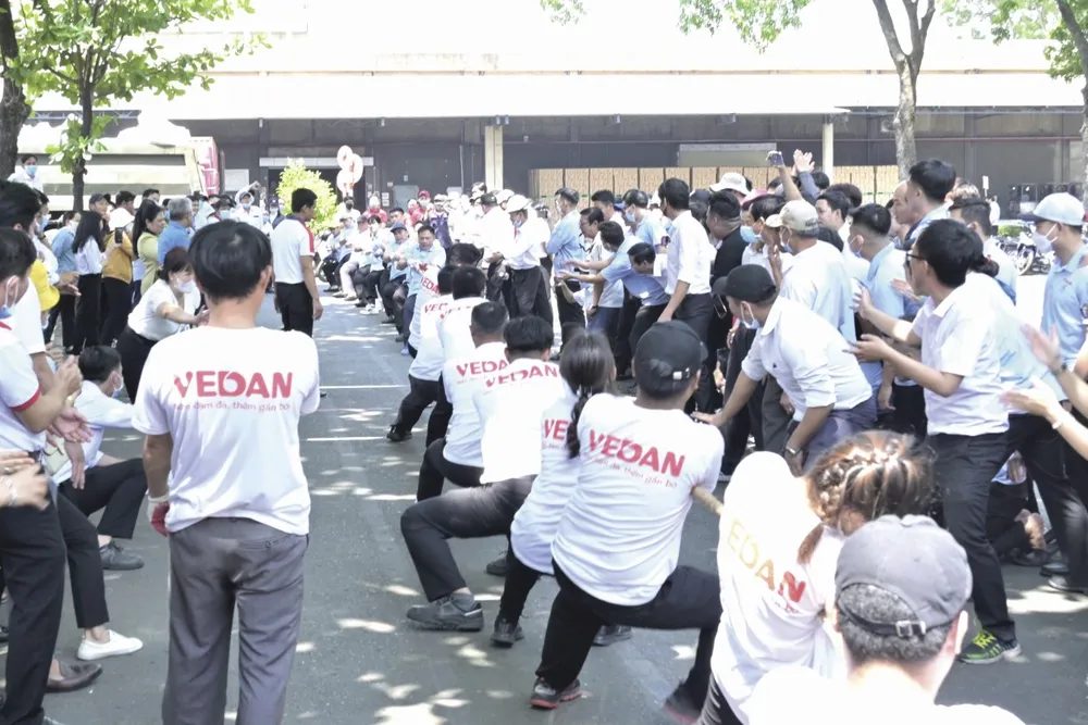 Hội thi kéo co nhận được sự tham gia và cổ vũ nhiệt tình của các nam CB-CNV