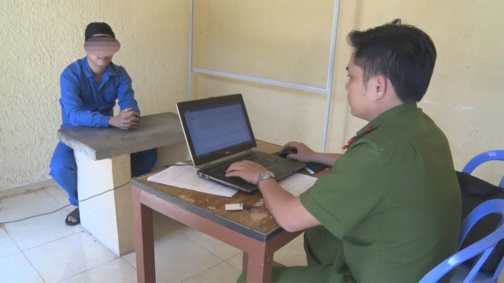 Đối tượng Huỳnh Lương Bằng sau khi nhận thấy không trốn thoát được đã đến đầu thú. Ảnh: CA tỉnh Phú Yên Đối tượng Huỳnh Lương Bằng sau khi nhận thấy không trốn thoát được đã đến đầu thú. Ảnh: CA tỉnh Phú Yên