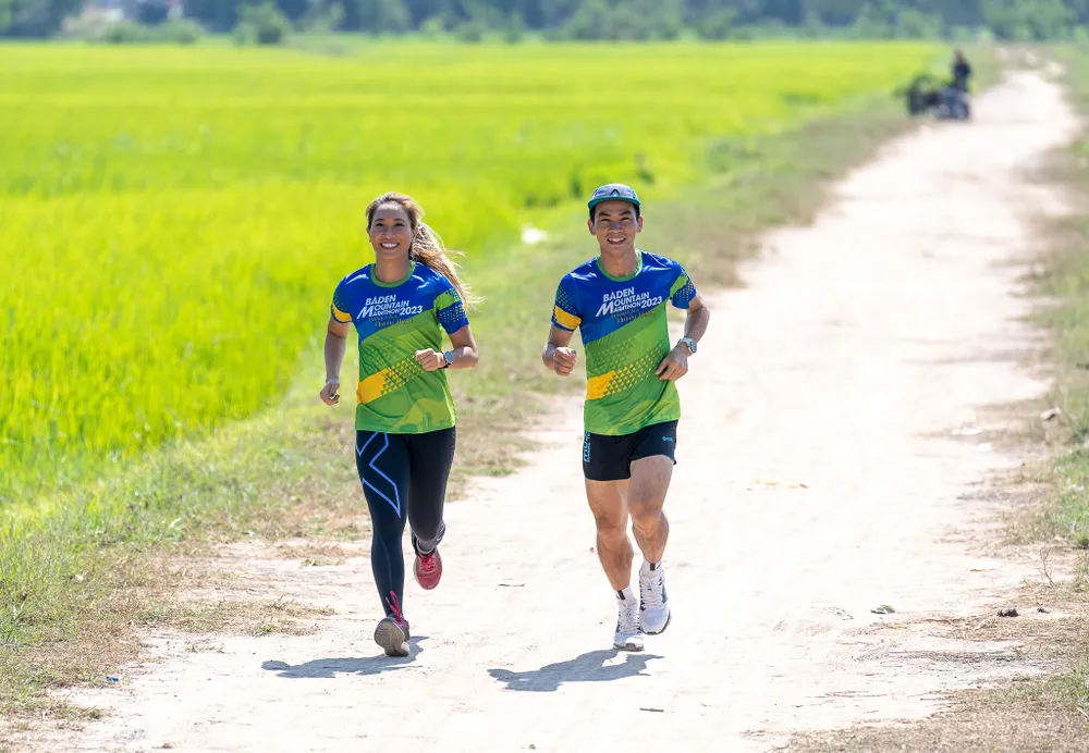 Trọng Nhơn và “cô gái sa mạc&quot; Thanh Vũ trên đường chạy Baden Mountain Marathon 2023