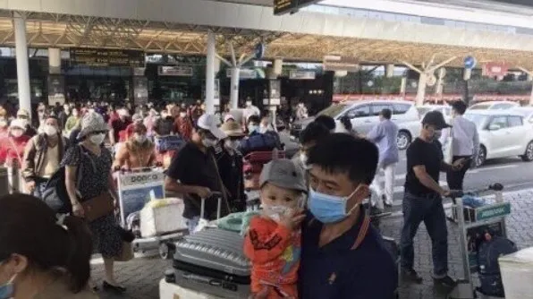 Xử lý nghiêm tình trạng "xe dù" tại khu vực sân bay Tân Sơn Nhất. Ảnh: QUỐC HÙNG Xử lý nghiêm tình trạng "xe dù" tại khu vực sân bay Tân Sơn Nhất. Ảnh: QUỐC HÙNG