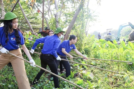 Lãnh đạo TPHCM cùng các đoàn viên, thanh niên ra quân dọn vệ sinh, cải tạo cảnh quan Rạch Lăng 2. Ảnh: THẢO LÊ