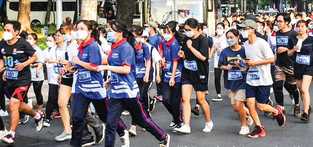Hàng ngàn tình nguyện viên, người dân TPHCM đã hào hứng hưởng ứng các hoạt động Chiến dịch Giờ Trái đất