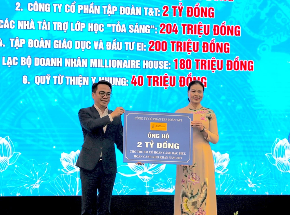 Đại diện lãnh đạo Tập đoàn T&T Group (trái) trao 2 tỷ đồng cho Trung tâm Công tác xã hội và Quỹ Bảo trợ trẻ em Hà Nội nhằm hỗ trợ trẻ em có hoàn cảnh đặc biệt, hoàn cảnh khó khăn. Ảnh: Hanoimoi