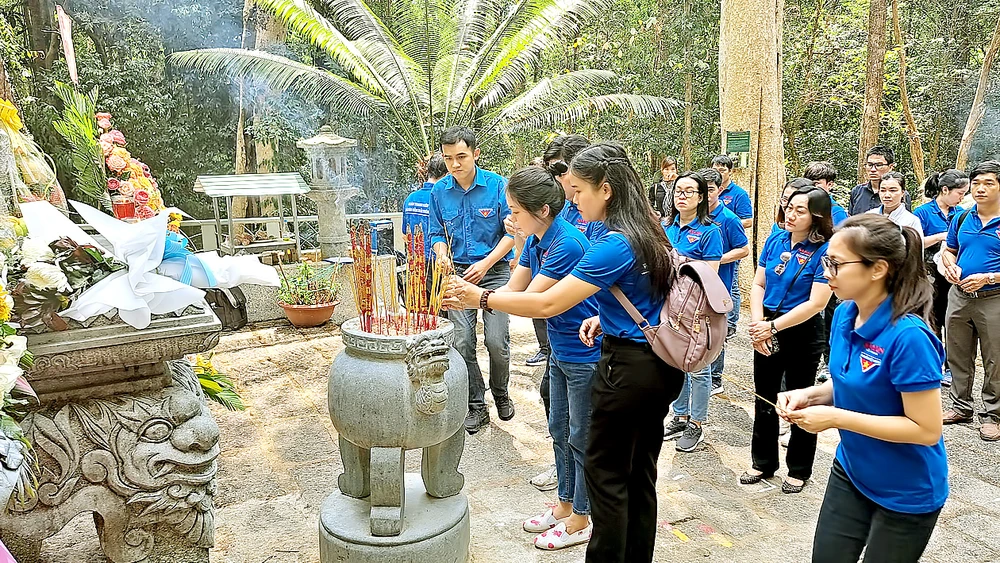 Đoàn viên thanh niên Báo SGGP dâng hương tại Đài tưởng niệm Di tích Căn cứ Trung ương cục miền Nam