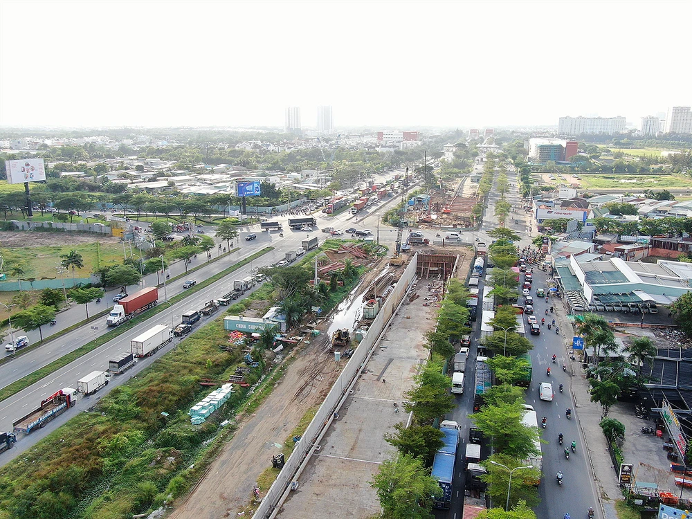 Hầm chui Nguyễn Văn Linh - Nguyễn Hữu Thọ (quận 7, TPHCM) bị chậm tiến độ. Ảnh: HOÀNG HÙNG