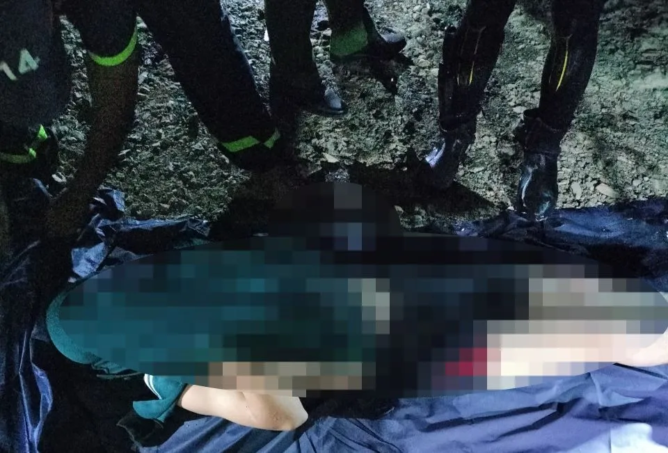 Nạn nhân được lực lượng chức năng đưa lên bờ