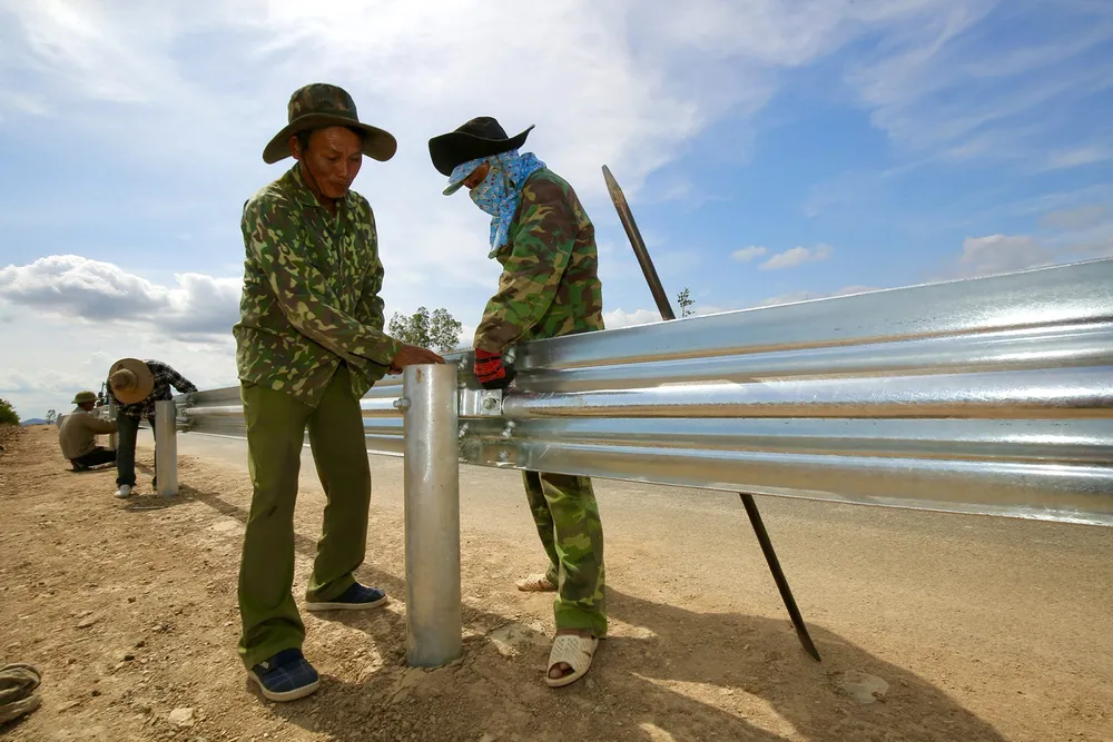 Lắp đặt hành lang an toàn Lắp đặt hành lang an toàn