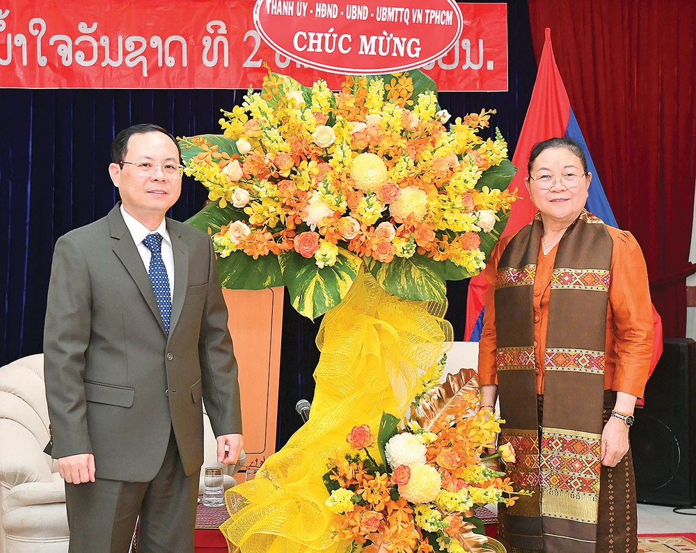 Phó Bí thư Thành ủy TPHCM Nguyễn Văn Hiếu tặng hoa chúc mừng Tổng Lãnh sự Lào Phimpha Keomixay nhân dịp Tết cổ truyền Lào. Ảnh: VIỆT DŨNG 