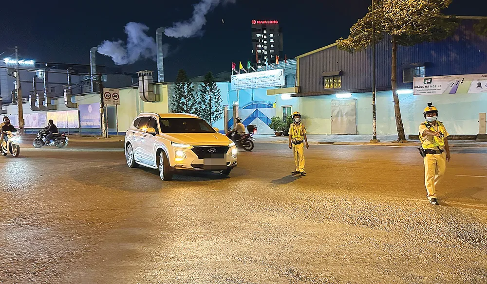 Đội CSGT Hàng Xanh cùng Công an TP Thủ Đức (TPHCM) kiểm tra các tuyến đường trên địa bàn