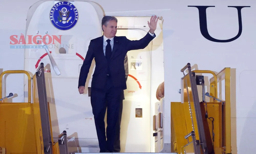 Chuyên cơ của Ngoại trưởng Hoa Kỳ Antony Blinken đáp xuống Sân bay Quốc tế Nội Bài lúc 19 giờ 50 phút, ngày 14-4. Ảnh: QUANG PHÚC