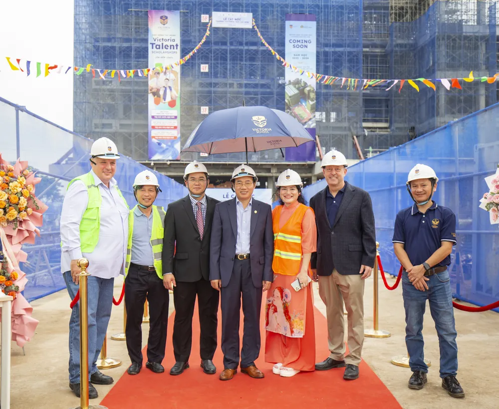 Các đại diện từ chủ đầu tư Phú Long chụp ảnh lưu niệm cùng đại diện Trường Quốc Tế Song Ngữ Victoria Nam Sài Gòn. Ảnh: Victoria Saigon South School Các đại diện từ chủ đầu tư Phú Long chụp ảnh lưu niệm cùng đại diện Trường Quốc Tế Song Ngữ Victoria Nam Sài Gòn. Ảnh: Victoria Saigon South School