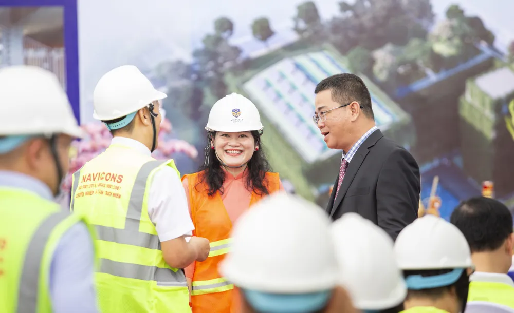 Đại diện Trường Victoria Nam Sài Gòn đón tiếp khách mời tại sự kiện. Ảnh: Victoria Saigon South School Đại diện Trường Victoria Nam Sài Gòn đón tiếp khách mời tại sự kiện. Ảnh: Victoria Saigon South School