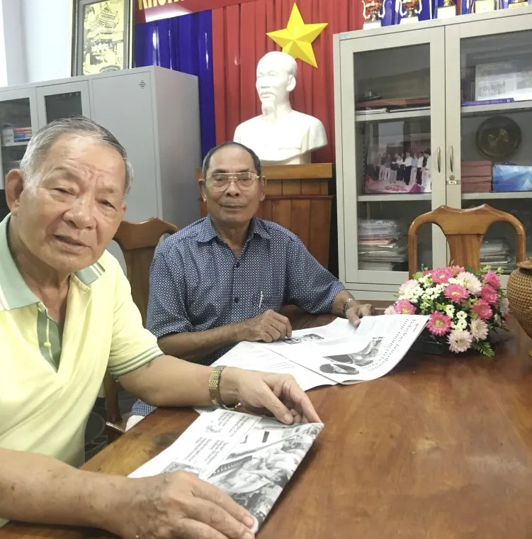 Thiếu tá, đảng viên Nguyễn Xuân Thất (bên phải) và đồng đội thường xuyên đọc báo, nắm tình hình thời sự trong ngày Thiếu tá, đảng viên Nguyễn Xuân Thất (bên phải) và đồng đội thường xuyên đọc báo, nắm tình hình thời sự trong ngày