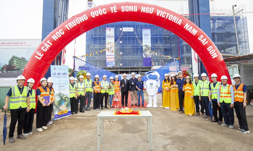 Tập thể CBNV trường Victoria Nam Sài Gòn chụp ảnh kỷ niệm cùng đối tác. Ảnh: Victoria Saigon South School Tập thể CBNV trường Victoria Nam Sài Gòn chụp ảnh kỷ niệm cùng đối tác. Ảnh: Victoria Saigon South School