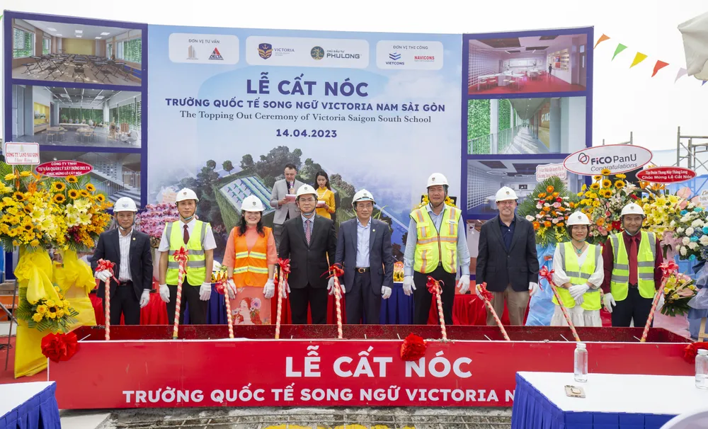 Các đại biểu thực hiện nghi thức lễ cất nóc. Ảnh: Victoria Saigon South School Các đại biểu thực hiện nghi thức lễ cất nóc. Ảnh: Victoria Saigon South School